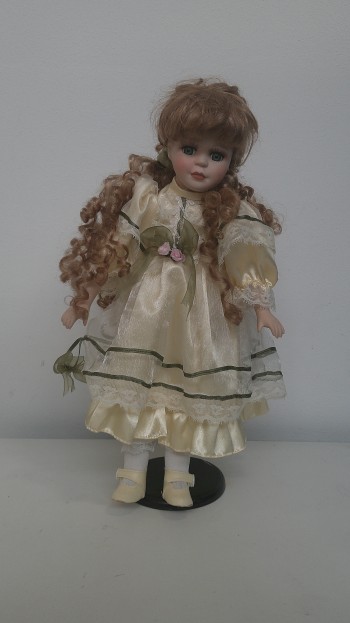 Bambola in ceramica con piedistallo