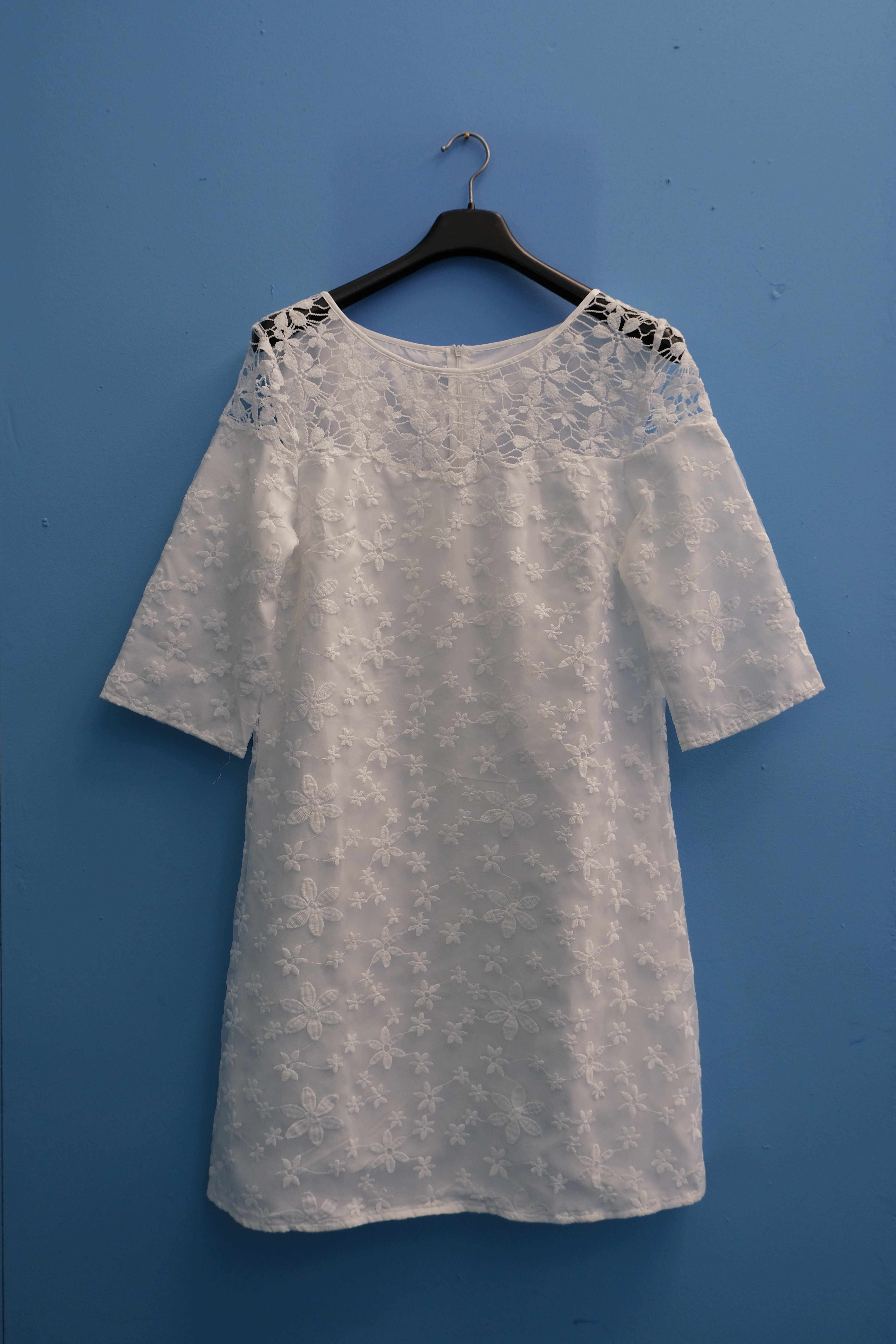 Abito bianco ricamato