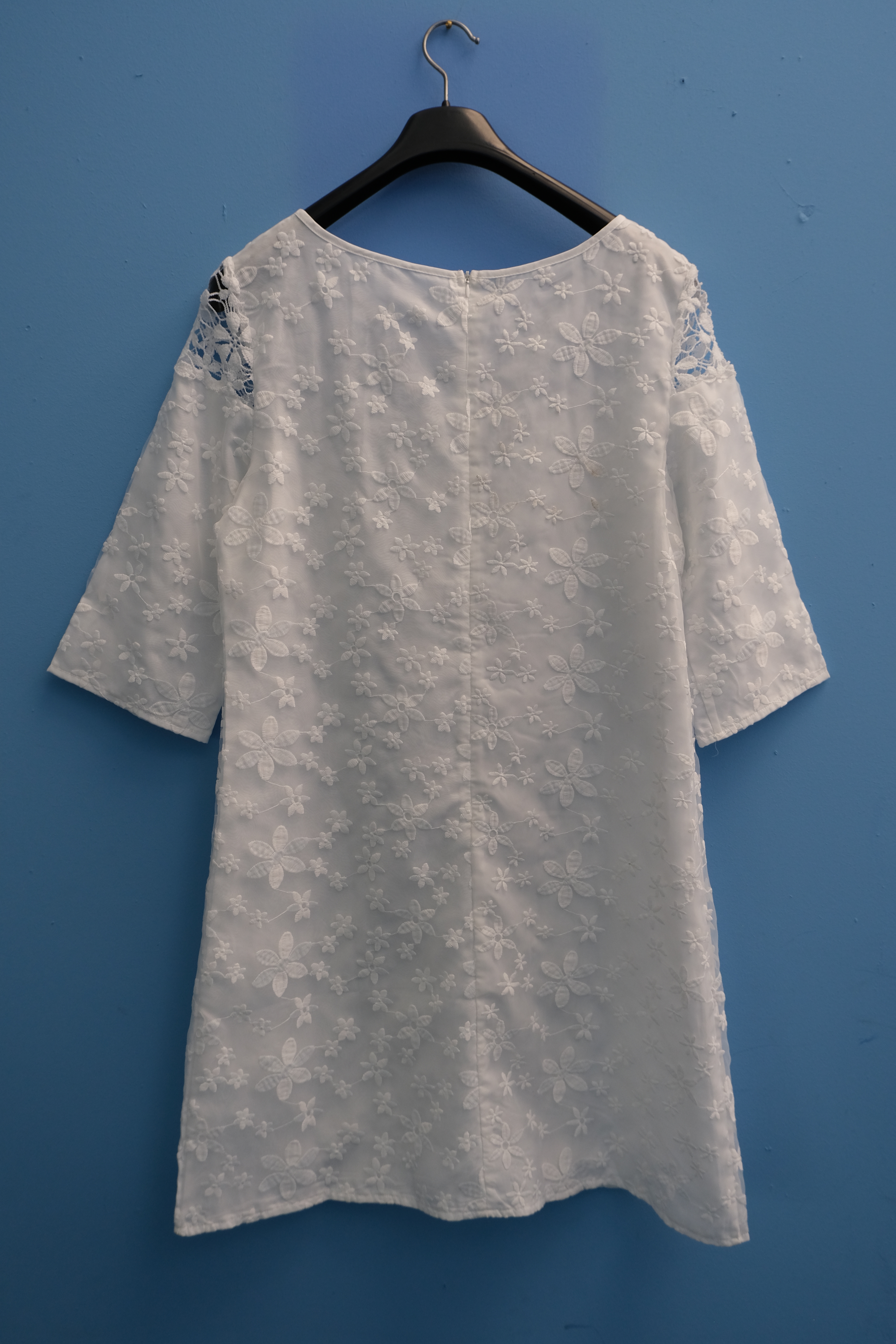 Abito bianco ricamato