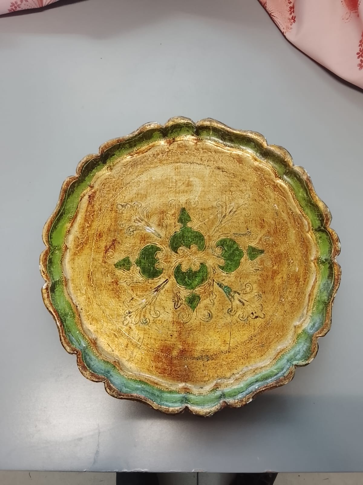 Vassoio in legno dorato